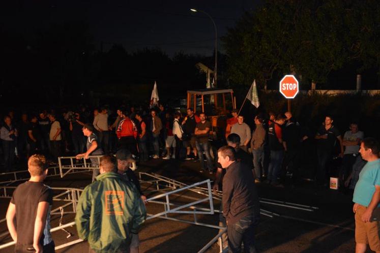 Blocage du site Lactalis de Saint-Florent-le-Vieil (Maine-et-Loire), lundi soir 29 août.