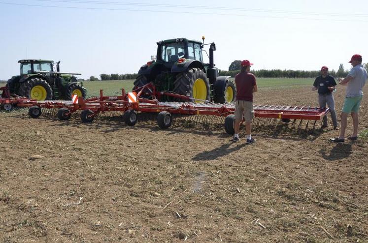 La précision se joue dans les dents pour la herse étrille Cura ST. « Chaque dent est indépendante. De la cabine, l’agriculteur peut régler l’agressivité des dents. La pression exercée sur ces dernières s’ajuste hydrauliquement de 500 grammes à 5 kg par dent. On a toujours la même pression à la dent, qu’elle soit dans une bute ou dans un creux. » L’outil peut aller jusqu’à 12 mètres de long.