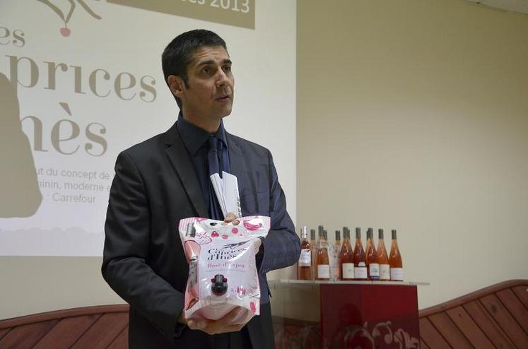 Le développement passe, entre autres,  par l’innovation marketing. 
Bruno Prévot, directeur commercial de Loire Propriétés, présente ici le bib souple “Les caprices d’Ines”(rosé). Le bib souple ne représente aujourd’hui qu’1% du marché des bibs.