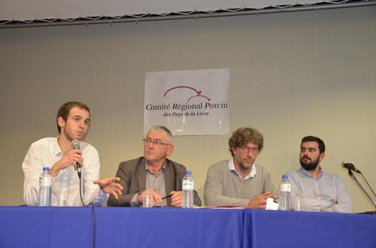 De g. à d. : Adrien Simon, éleveur de porcs « agritwittos » à Fleurigné (35) ; Gérard Bourcier, président du Comité régional porcin (CRP) Pays-de-la-Loire ; Antoine Thibault, éleveur bovin “youtubeur” et “agritwittos” à Cintray (27), Mathias Morel, consultant de l’agence Comptoirs, lors de l’AG du CRP, vendredi 7 juin au Parc des expositions d’Angers .