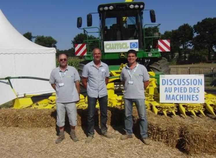 “Le Salon aux champs est l’occasion de discuter de l’organisation des chantiers et de l’évolution des groupes ensilages”, explique Fabien Bossé (au centre sur la photo accompagné des deux animateurs). 