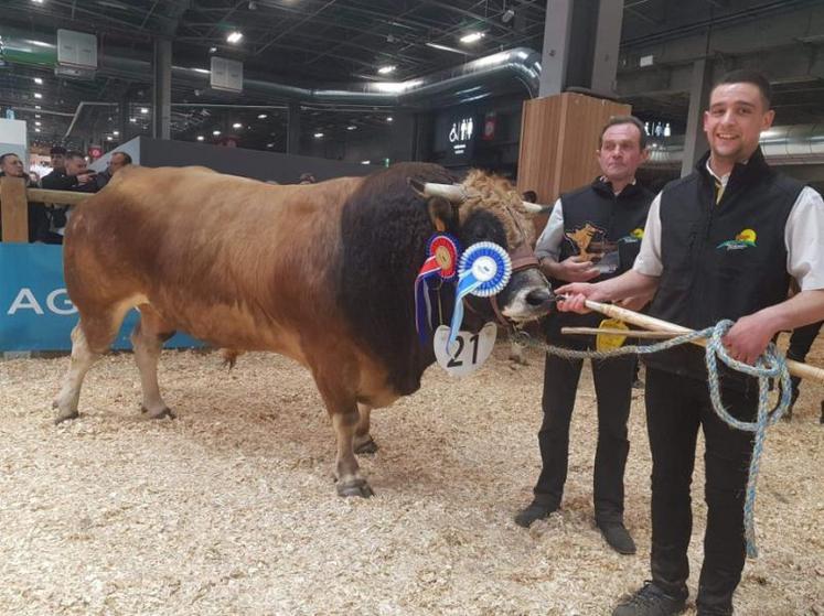 Valentin Gourdon et son père, lors du Salon international de l'agriculture.