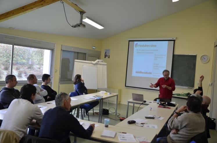 Philippe Blanquefort (debout à droite), directeur du GDS Maine-et-Loire, lors de l’atelier consacré à la biosécurité, mardi 12 mars à Segré.