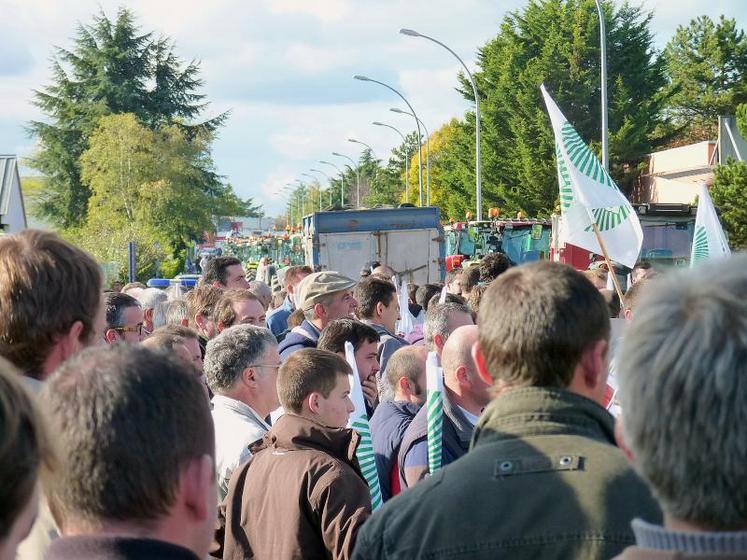 A Angers, ils étaient plus de 1 000 agriculteurs à manifester leur mécontentement.