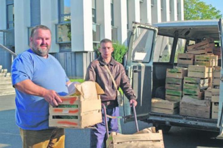 Christophe et Brahim livrent des légumes chaque jeudi à la Maison de l’agriculture. « J’aime le contact direct avec les consommateurs », 
apprécie Christophe.