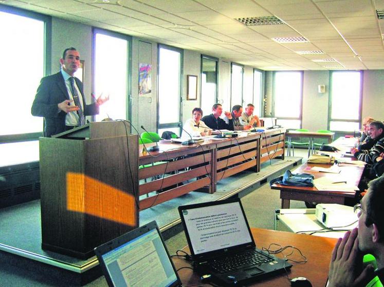 Jean-Louis Chandelier, directeur du département de l’entreprise et du territoire à la FNSEA, 
est venu présenter au conseil d’administration de la FDSEA les outils de gestion des risques : assurance récolte, épargne de précaution (DPA) et DPI.