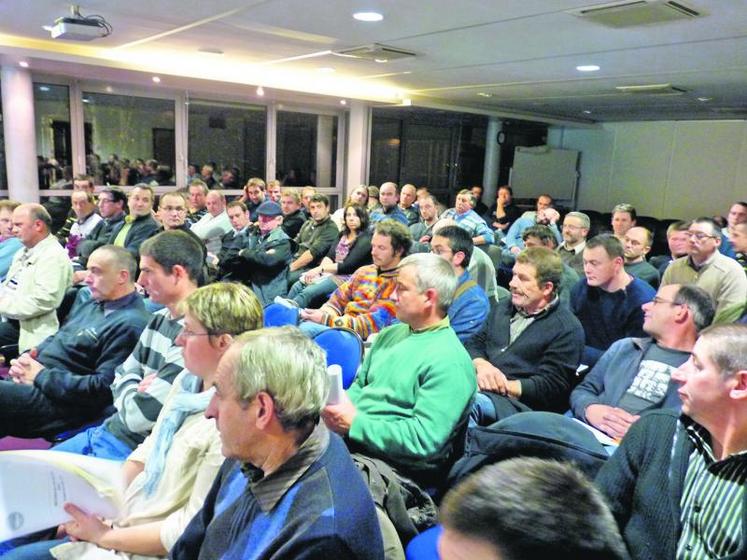 Près d’une centaine de personnes, lundi soir, pour le bilan des actions à l’issue de plusieurs semaines de mobilisation.