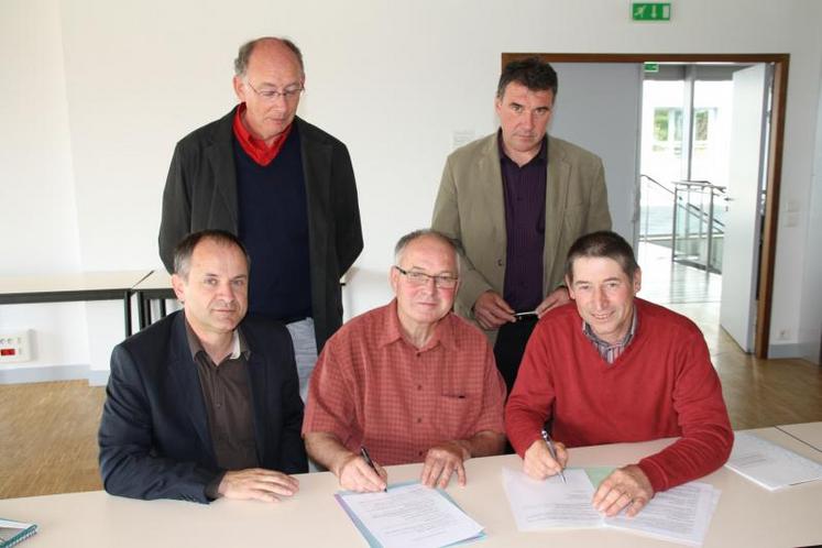Signature en présence des nouveaux présidents des départements des Deux-Sèvres, Charente et Loir-et-Cher qui viennent rejoindre le Maine-et-Loire, la Sarthe et la Loire atlantique dans le GIE Entr'AS (le président de 44 est absent sur la photo)