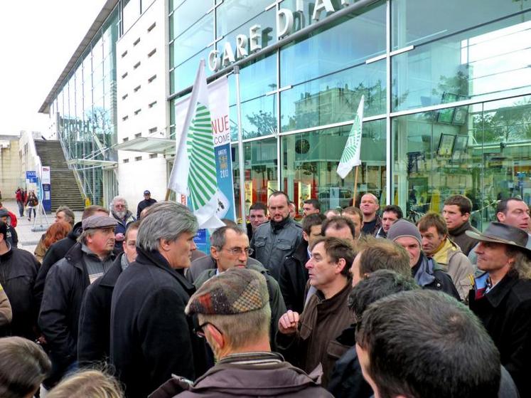 Stéphane Le Foll a été “contraint” d’écouter les revendications 
portées par la soixantaine de manifestants FDSEA-JA.