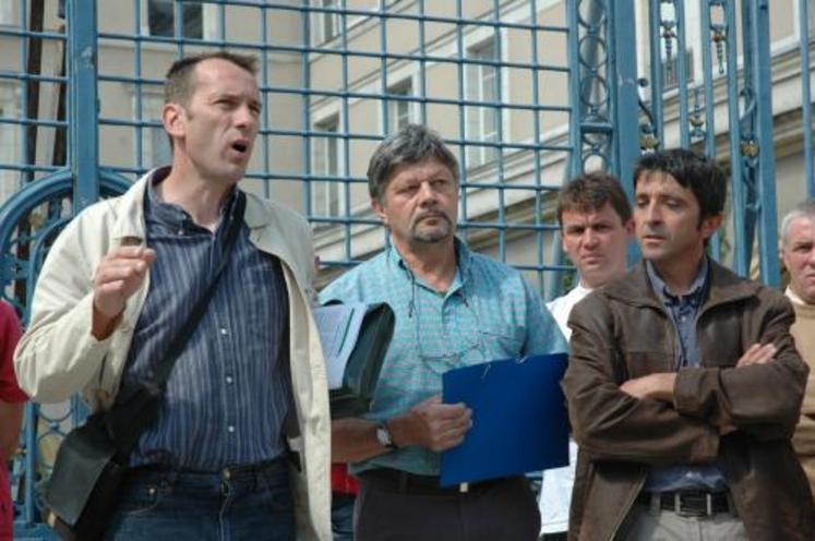 Alain Denieulle, président de la section bovine, Bernard Mainfroid, président de la section veaux de boucherie et Michel Brossier vice-président devant la préfecture, mercredi.