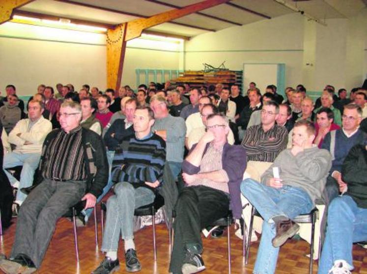 130 agriculteurs se sont retrouvés à Jallais pour la première réunion 
régionale de la FDSEA.