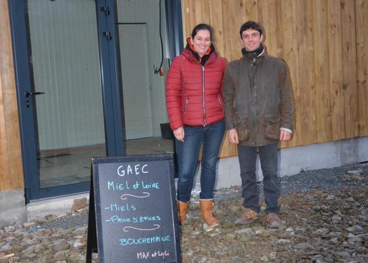 Max et Lyli du Gaec Miel et Loire, devant le nouveau bâtiment, à Bouchemaine.