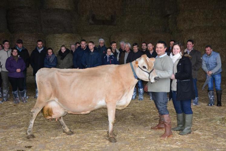 La visite du Gaec par Sébastien Ferrard et son épouse Audrey, avec leur vache Vichy (Q Handix) en cours de 11e lactation et qui a produit à ce jour 116 842 kg de lait standard (54,4 de TB et 40,8 de TA), a clôturé la journée.