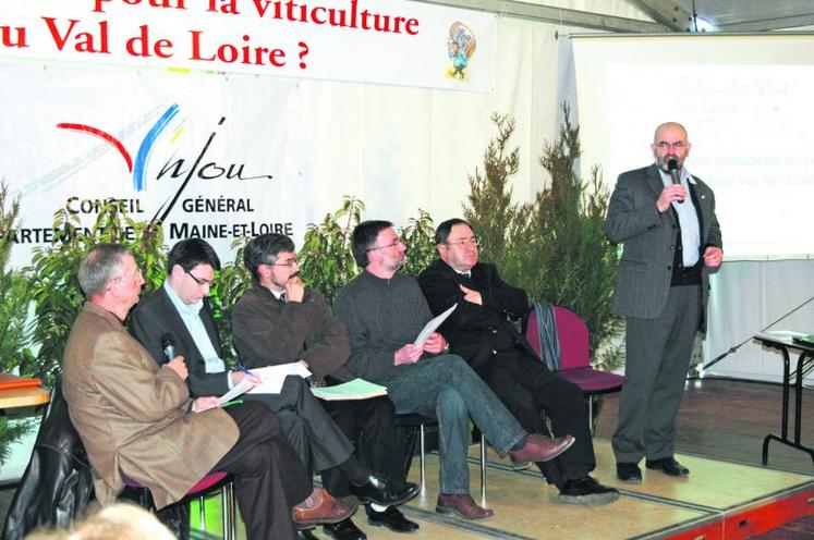 Patrice Laurendeau, président d’InterLoire (ici au micro) a rappelé lors du colloque le dynamisme du vignoble en Val de Loire.