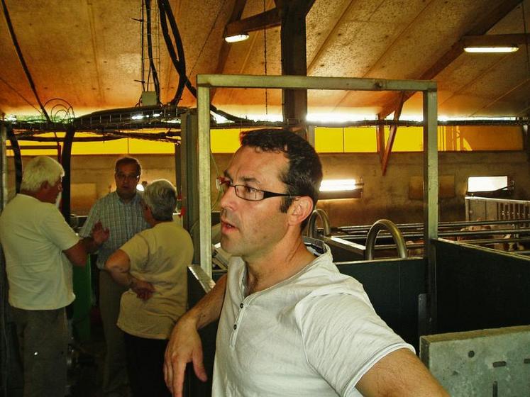 Après l’usine de fabrication d’aliments Denkavit, le marché de Château-Gontier et l’abattoir de Challans, la section VeauLoire a continué son tour des acteurs de la filière régionale avec la visite d’un élevage de veaux de boucherie. L’occasion pour les représentants des abattoirs et des intégrateurs de revenir voir le maillon primordial de la filière avant de faire le point sur les actions interprofessionnelles en cours. 
Cette année, la section VeauLoire a pu financer ...