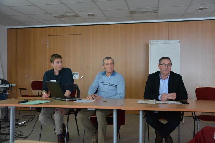 De gauche à droite : Vincent Boudet, responsable du territoire Mauges à la Chambre d’agriculture, Jean-Pierre Emeriau, agriculteur et président du CRDA des Mauges et Jean-Claude Bourget, vice-président de Mauges communauté.