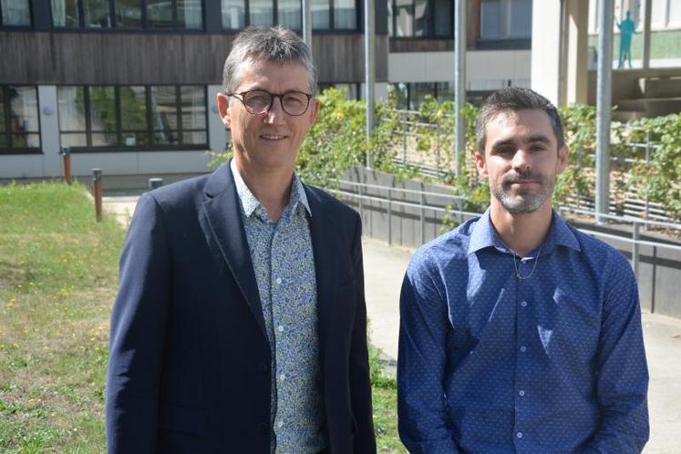 Philippe Taillecours (à gauche) et Lionel Gonzales, respectivement proviseur et proviseur adjoint du lycée Le Fresne, à Sainte-Gemmes-sur-Loire, vendredi 30 août.