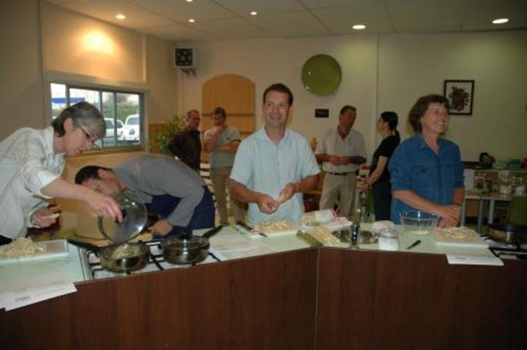 Producteur d’asperges à Saint-Mathurin-sur-Loire, Guillaume Thomas (au centre) est passé derrière les fourneaux le temps d’un cours de cuisine.