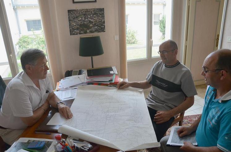 Dans le bureau de Michel Bourcier, Dominique David a présenté la carte des surfaces rendues inexploitable à l’échelle d’une commune.