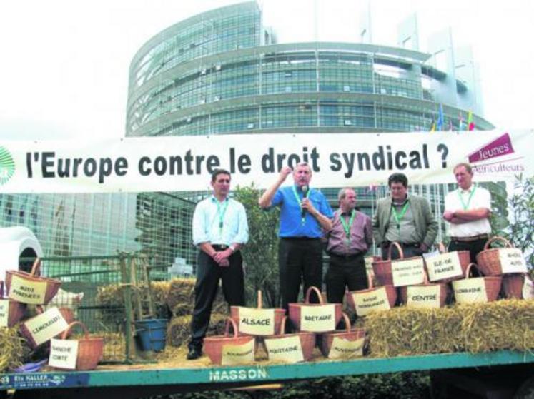 Le 16 mai, à Strasbourg, des délégations de la FNSEA, de JA, de la FNB et de la FNPL avaient porté aux députés européens plus de 1 000 signatures de soutien.