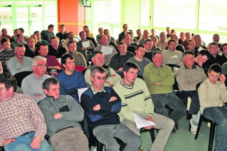 Les éleveurs à l’écoute des résultats de l’enquête faite par Bovicap conseils.