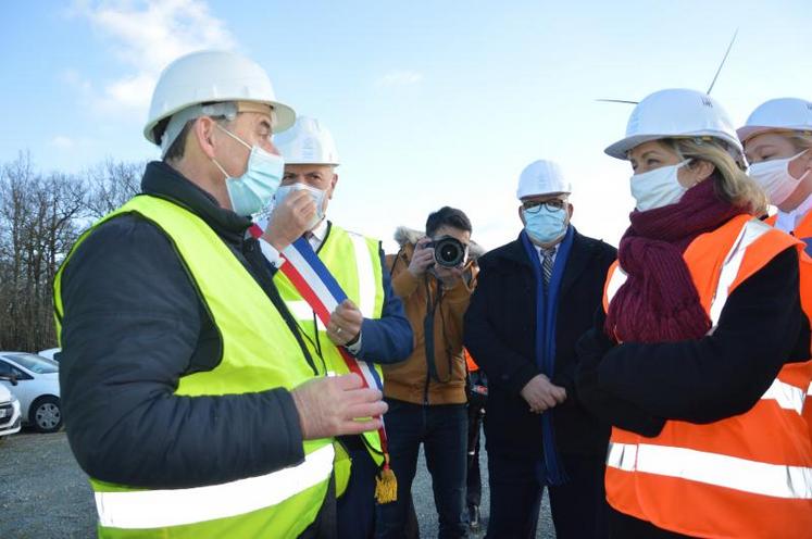 François Girard, président d'Atout vent en Chemillois a présenté le Parc de l'Hyrôme à la ministre de la Transition écologique, lundi 25 janvier.