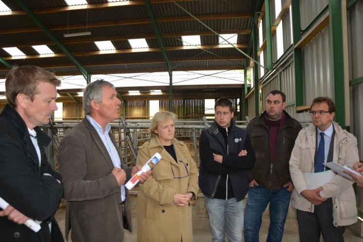 Emmanuel Lachaize, secrétaire général de la FDSEA ; Jean-Marc Lézé, président de la FDSEA ; Béatrice Abollivier, préfète de Maine-et-Loire ; Sylvain Piet, président de Jeunes agriculteurs 49 ; Anthony Ménard, secrétaire général de JA 49 ; Pierre Bessin, directeur de la DDT.