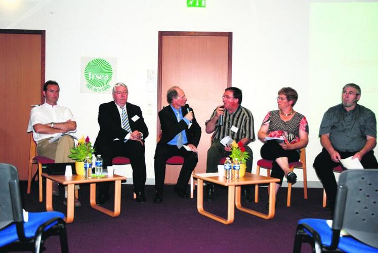 Lors du débat, de gauche à droite, Christophe Thibault, président de Fleuron d’Anjou, Jean-Marie Meule, directeur d’Agrial, Jean-Paul Goutines, directeur de la FRSEA, Hubert Garraud, président de Terrena, Isabelle Leballeur, vice-présidente de la section avicole de la FRSEA et Guy Hermouet, président de la section bovine de la FRSEA.