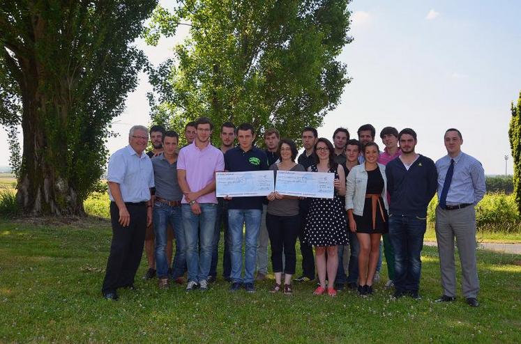 Le Crédit mutuel et Agrilys (voyages d’études agricoles) ont remis en tout 8 000 euros aux élèves de BTS viticulture œnologie du CFAA Edgard Pisani.