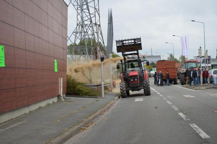 150 agriculteurs se sont rassemblés devant le Carrefour Saint-Serge à Angers, le 5 octobre, pour que leurs hausses des coûts de production soient enfin prises en compte dans le prix payé aux producteurs et répercutées à l’aval.