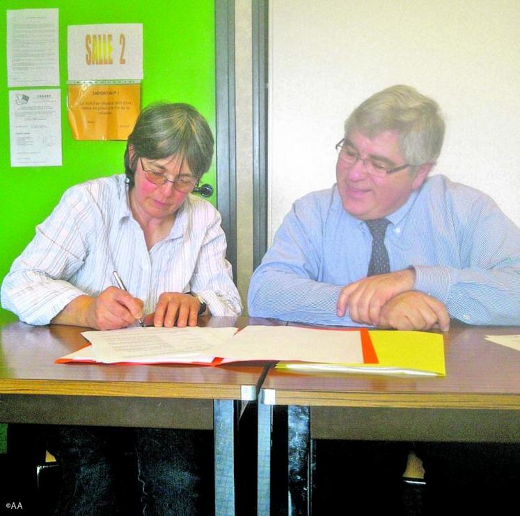 Jeudi 5 avril, à Cornillé-les-Caves. Maryline Ménard signe le contrat collectif. 