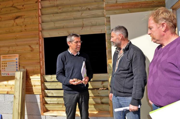 À Melay, lundi, devant le local à bois déchiqueté de l’Iteipmai : Bruno Gaudin, de l’Iteipmai, Denis Asseray, président de la Scic bois énergie et Christian Perrois, agriculteur dans le Segréen et producteur de bois.