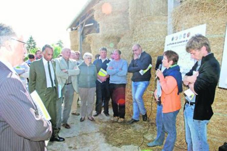 L’exploitation de la famille Deschères a servi de support à la rencontre avec le préfet. Ici, la 
production de viande bovine est soutenue à bout de bras par d’autres activités : ferme 
pédagogique, gîte rural, camping.