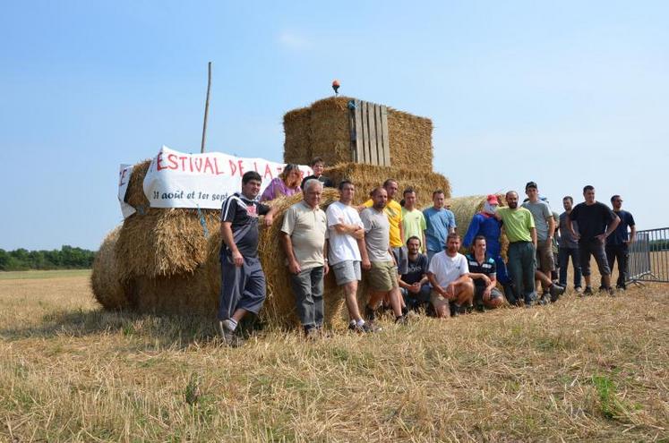 Les bénévoles sont déjà nombreux sur le terrain à installer les stands. “Depuis la semaine dernière”, comme le souligne  Damien Bouhier, l’un des organisateurs.