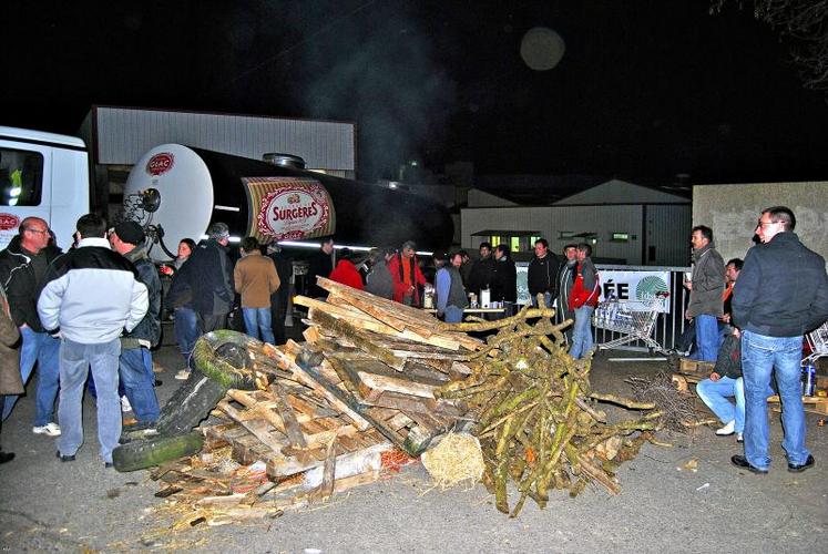 Les producteurs ont passé la nuit de mercredi à jeudi devant l’usine.