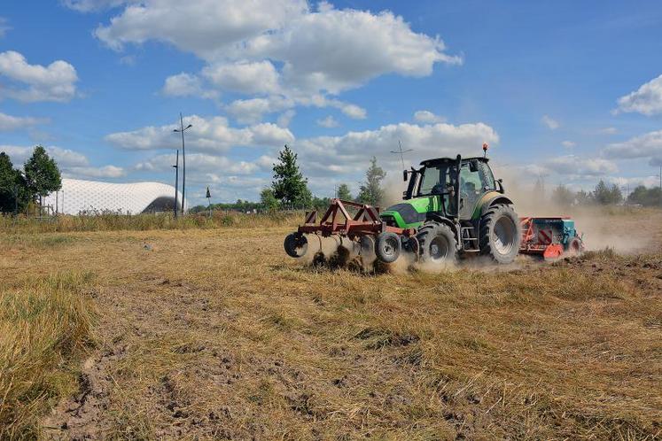 Aux abords du centre commercial l’Atoll de Beaucouzé, les Jeunes agriculteurs ont pu planter un couvert végétal dès le vendredi 5 août.