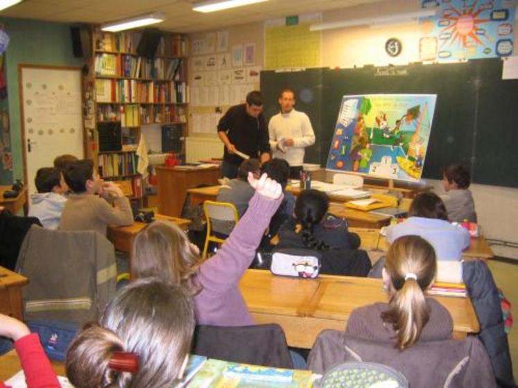 Les élèves de CM2 de l’école primaire Saint- Serge, à Angers, écoutent l’intervention de Vincent Banchereau et Eric Chalin, éleveurs laitiers.