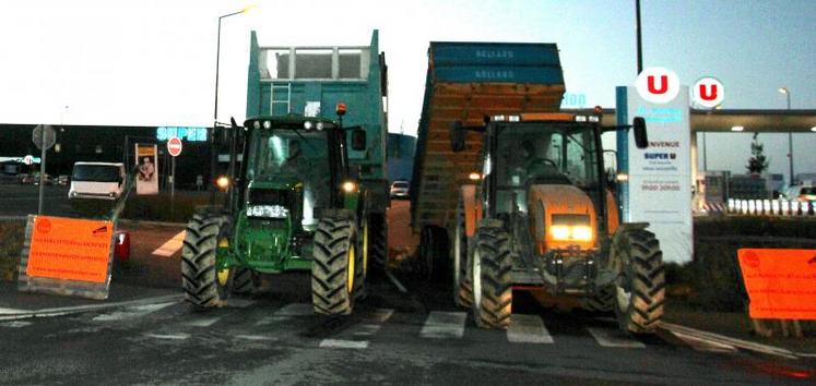 Les premières actions ont débuté vendredi matin. Les agriculteurs ont eu pour cible le Super U du Lion-d’Angers. Ils se sont déplacés à l’aube pour répandre gravats et autres déchets aux entrées du magasin.