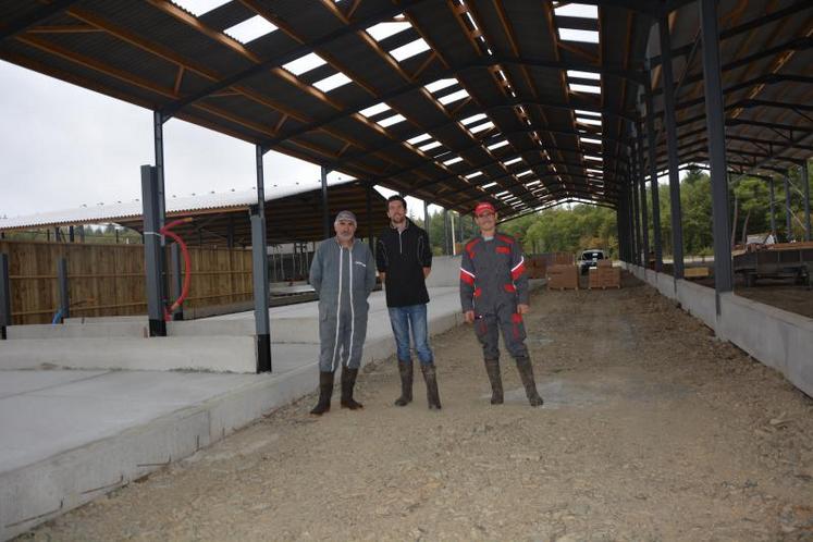 Les associés du Gaec de la Forêt de Longuenée travaillent à la construction de leur nouveau bâtiment pour leurs vaches laitières.
