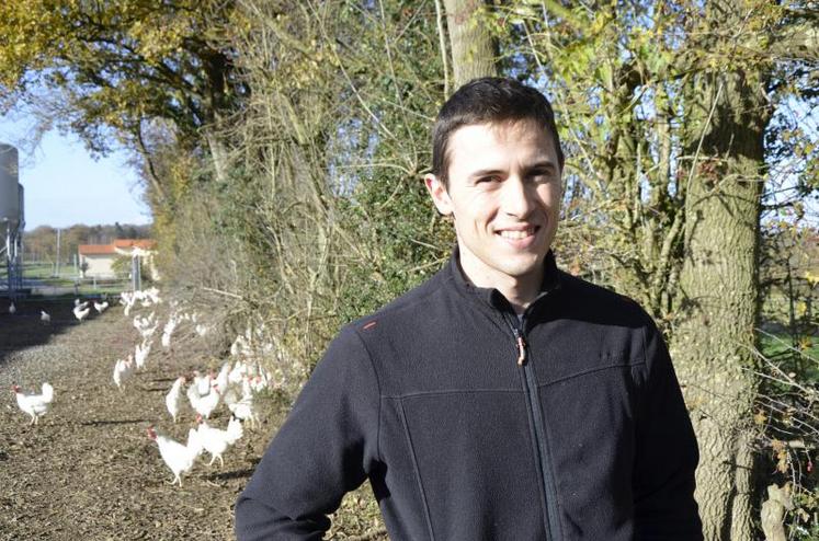Olivier Traineau, éleveur de poules pondeuses à Neuvy-en-Mauges (49). Le jeune agriculteur s’est positionné sur une production de plein air (code 1).