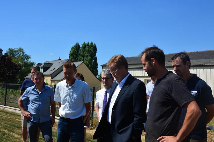 Lundi, le préfet René Bidal a découvert l’exploitation de Céline et Jérôme Leblanc, à Saint-Mathurin-sur-Loire. "Ici, l’eau c’est un droit à produire vital. Sans eau, pas de contrat", explique Jérôme Leblanc au préfet et à la DDT.