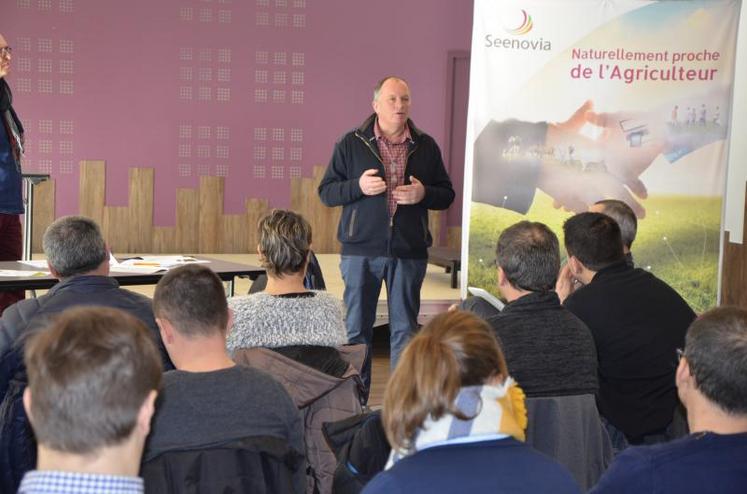 Jean-Paul Houis, président de Seenovia, intervient devant les adhérents de l’entreprise de conseil lors de la rencontre technique « Seenoviale » du mercredi 23 janvier, à Yzernay.