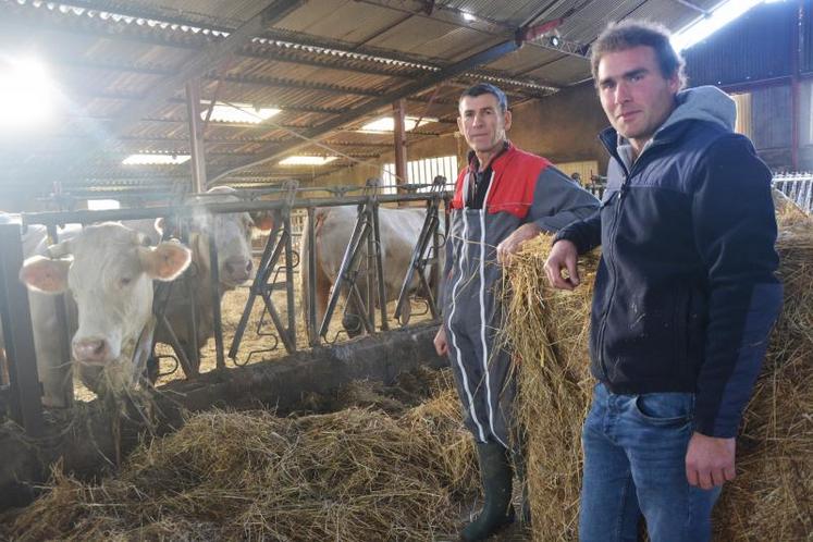 Eric Pineau dans son élevage du Voide (à gauche) et Sylvain Bernard, éleveur de brebis de Montilliers. Tous deux commercialisent leur viande en vente directe via le site internet piloté par Antoine Pineau, le fils d’Eric.