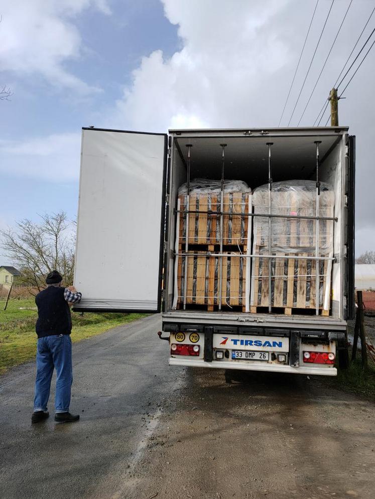 Ce camion appartient à Mathieu Billotte de Multibaies. Il est bloqué à la frontière géorgienne, mesures sanitaires obligent. à son bord, près de 70 000 € de marchandises, périssables. L’export est devenu très compliqué suite à la crise.