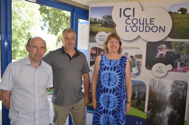 De gauche à droite : Christian Delahaye, Hervé Foucher et Régine Tieleguine, respectivement vice-présidents et directrice du Syndicat du bassin de l’Oudon, lors du lancement de l’exposition photo consacrée aux bonnes pratiques des agriculteurs du secteur, jeudi 11 juillet au Camping de la Rivière, à Nyoiseau.