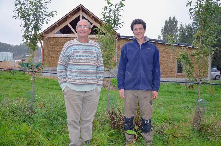 Guy et Baptiste Grilleau, du Verger de la Bardoulière, ont construit un nouveau magasin à la ferme. Les matéraux ? Du bois et de la paille.