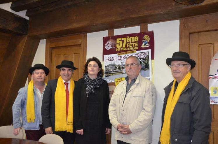 Les organisateurs de la fête des vins d'Anjou, lundi 9 mai à Angers. De gauche à droite, Dominique Benesteau (responsable communication), Dominique Pairochon (président du comité d’organisation  de la fête des vins), Sylvie Plessis (présidente de section Savennières), Laurent Menestreau (président de la Fédération Viticole Anjou Saumur), Auguste Barrault (secrétaire fête des vins).