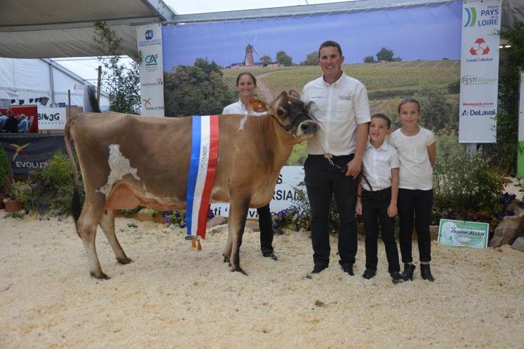 La famille Léger Gaec la Limonière) fière avec la grande championne du concours national de la race jersiaise, Ironie.