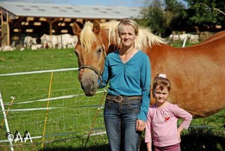 A l’automne dernier, Angélique Lebrun a acheté Rumina, une jument de race haflinger, pour produire du lait de jument, lait qui entre dans la composition des savons qu’elle commercialise sur les marchés, sur internet et dans une grande surface de Chemillé.