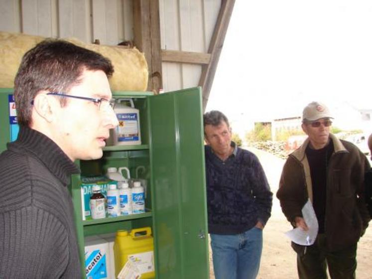 Discussion autour du local phyto avec Thierry Rabaud, du SRPV (à gauche) et Bruno Angelin (à droite), producteur en végétal spécialisé à Saint-Mathurin-sur-Loire, qui accueillait le contrôle conditionnalité à blanc.